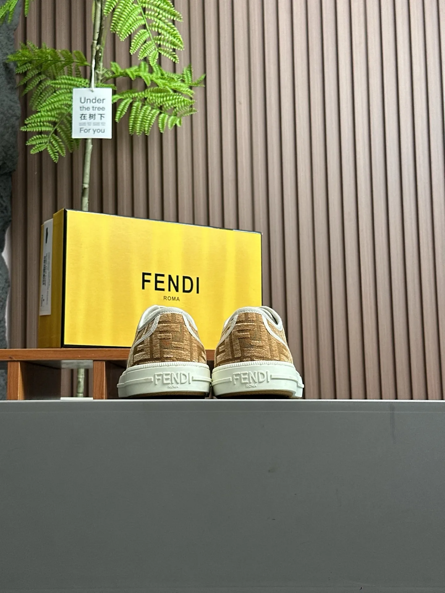 Men's shoes 💰580 FENDI Match men's lace-up sneakers. ♞size; Couple model 35-40 (female) 39~45 (men) This item comes from the Stefano Pilati design series and is made of black leather with gray leather details. Rubber sole with FENDI lettering on the side Material: 100% calfskin, lining: 70% polyester, 27% nylon
